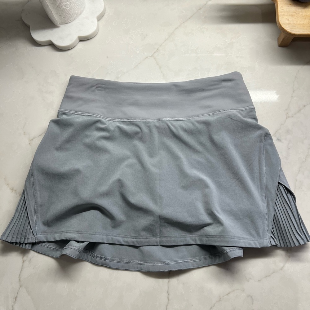 PLAY OFF THE PLEATS MID RISE SKIRT RHINO GREY